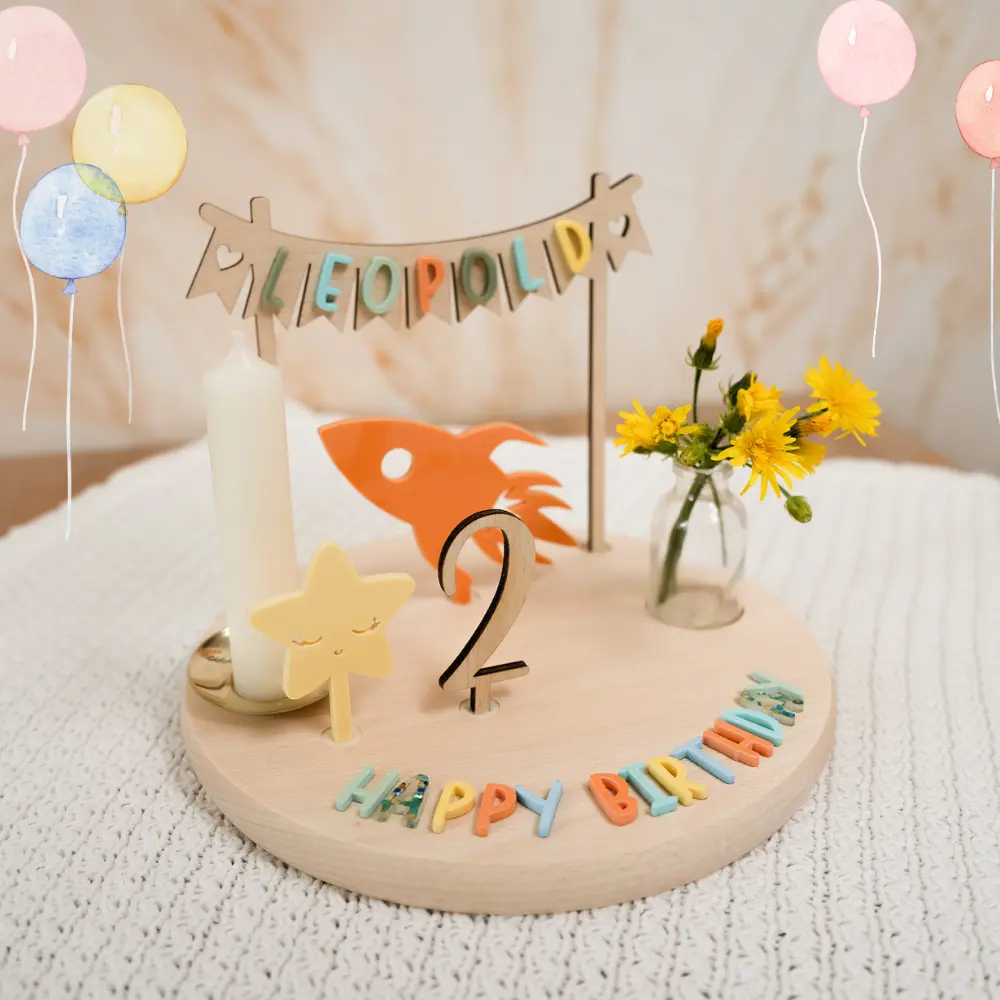 Farbenfroher Geburtstagsteller „Happy Birthday“ mit Motivstecker Rakete